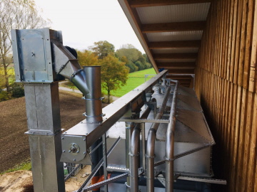 Siloanlagemit Kettenelevator in einer Pferdeanlage montiert