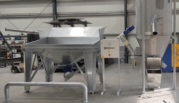 Einschütt-Trichter für Getreide KET 18 in Kombination mit einem Mischer samt Hammermühle Einschütt-Trichter für Getreide KET 18 in Kombination mit einem Mischer samt Hammermühle