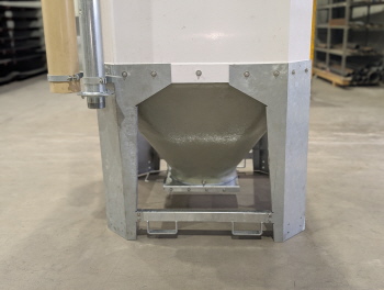 Mobiles GFK-Silo mit teleskopierbaren F&uuml;&szlig;en und Staplerlaschen